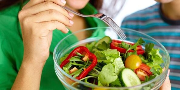 Eating vegetable salad on a carbohydrate-free diet to dull the feeling of hunger
